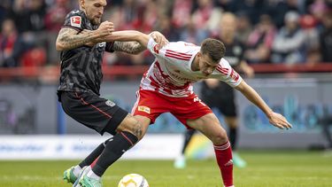 Robert Andrich del Bayer Leverkusen y Janik Haberer del Unión de Berlín pelean por el balón durante el encuentro de la Bundesliga el sábado 29 de abril del 2023. (Andreas Gora/dpa via AP)