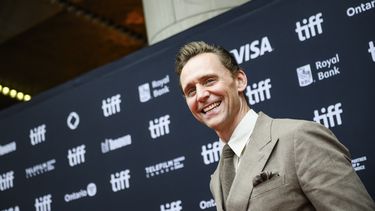 Tom Hiddleston llega a la alfombra roja antes del estreno de la película The Life of Chuck, durante el Festival Internacional de Cine de Toronto, el 6 de septiembre de 2024. THE CANADIAN PRESS/Christopher Katsarov/The Canadian Press vía AP)