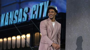 Bryce Young, quarterback de Alabama, sonríe tras ser reclutado por los Panthers de Carolina como la primera selección del draft, el jueves 27 de abril de 2023 (AP Foto/Jeff Roberson)