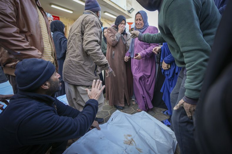 Familiares lloran mientras los cuerpos de las víctimas de los ataques del ejército israelí durante la noche en varios lugares del centro de la Franja de Gaza son depositados juntos para las oraciones fúnebres, en el Hospital de los Mártires de Al-Aqsa en Deir al-Balah, viernes 3 de enero de 2025. (AP foto/Abdel Kareem Hana)