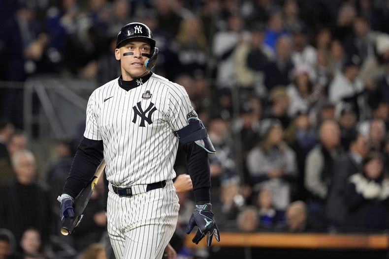 Aaron Judge, de los Yankees de Nueva York, camina de regreso al dugout después de ser ponchado ante los Dodgers de Los Ángeles durante la primera entrada del tercer juego de la Serie Mundial, el lunes 28 de octubre de 2024, en Nueva York. (AP Foto/Godofredo A. Vásquez)