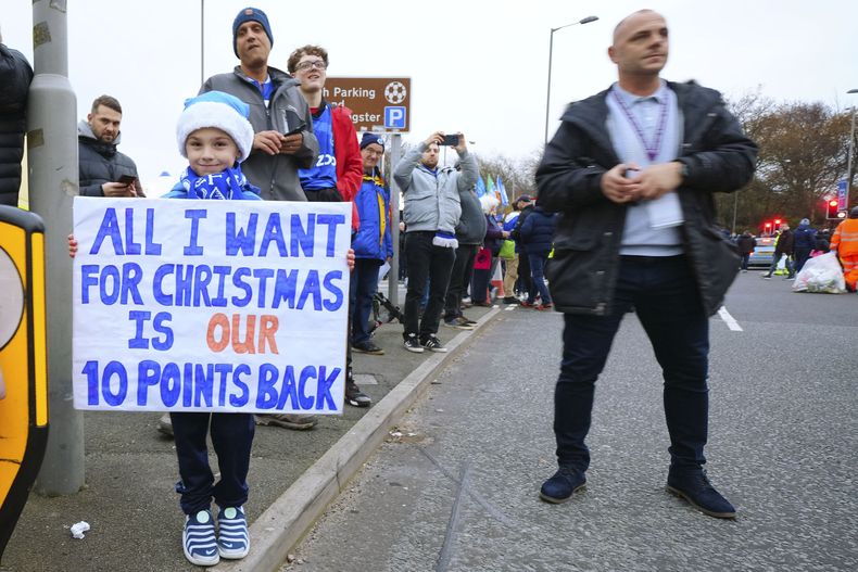 Un niño sostiene un cartel pidiendo que se restituyan los 10 puntos a Everton previo al partido contra Manchester United, el domingo 26 de noviembre de 2023, en Liverpool. (AP Foto/Jon Super)