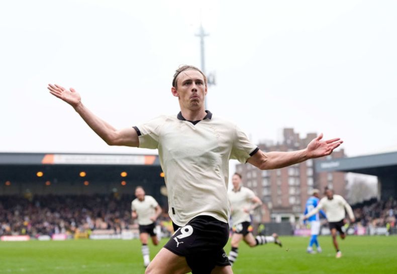 Ben Waine del Port Vale celebra tras anotar en el encuentro ante el Sunderland en la quinta ronda de la Copa FA el domingo 8 de marzo del 2026. (Nick Potts/PA via AP)