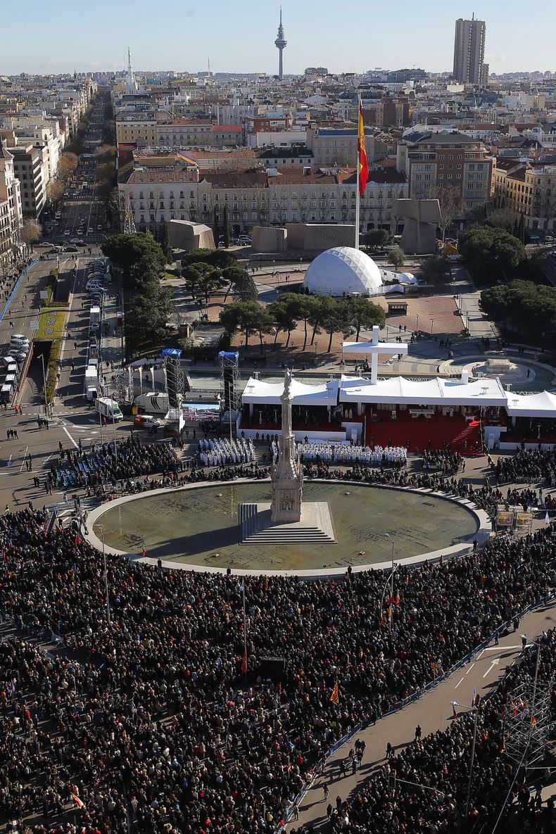 Multitud de fieles se re&uacute;nen para una misa en honor de la familia en Madrid, Espa&ntilde;a, el domingo 29 de diciembre de 2013. (Foto AP/Andr&eacute;s Kudacki)