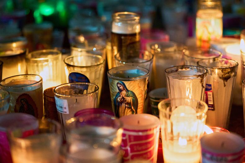 Velas con la imagen de la Virgen de Guadalupe, en el interior de la basílica de Guadalupe, en la Ciudad de México, el 11 de diciembre de 2025, en la víspera de su festividad. (AP Foto/Claudia Rosel)