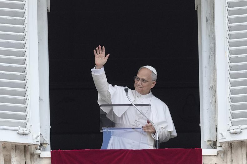 El papa León XIV saluda a los fieles durante la oración del Angelus en la Plaza de San Pedro, el domingo 27 de junio de 2025, en el Vaticano. (AP Foto/Gregorio Borgia)