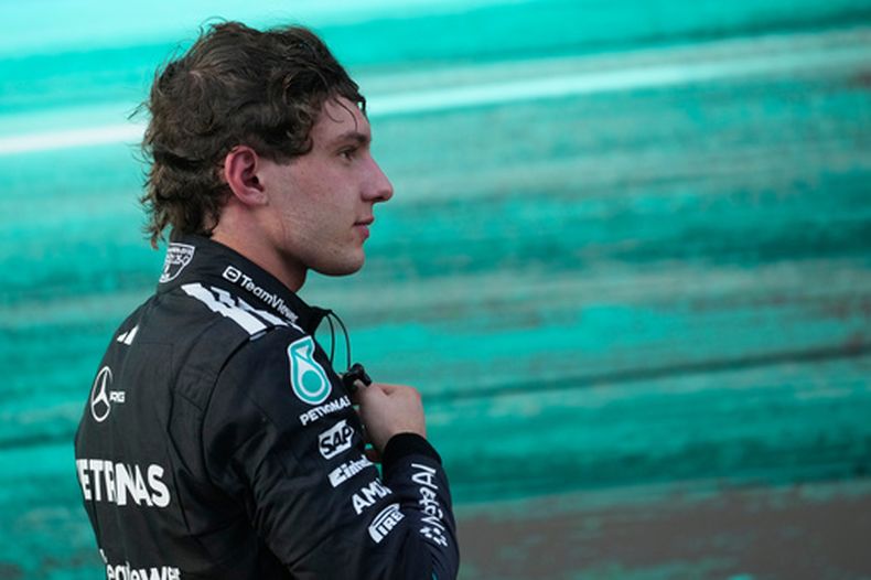 El italiano Kimi Antonelli, de Mercedes, llega a los fosos tras el Gran Premio de Azerbaiyán en Baku, el sábado 26 de septiembre de 2026 (AP Foto/Pavel Bednyakov)