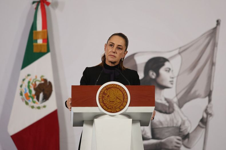 ARCHIVO – La presidenta mexicana Claudia Sheinbaum en su conferencia de prensa matutina en el Palacio Nacional en Ciudad de México, el 23 de febrero de 2026. (AP Foto/Ginnette Riquelme, File)