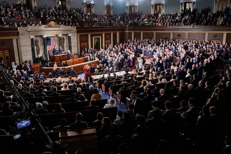 Los republicanos permanecen de pie mientras los demócratas siguen sentados durante el discurso del presidente Donald Trump sobre el Estado de la Unión en la Cámara de Representantes, el martes 24 de febrero de 2026, en Washington. (AP Foto/Alex Brandon)