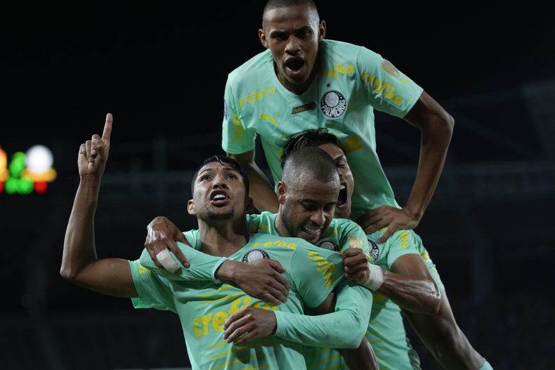 Rony (izquierda), del Palmeiras de Brasil, festeja con sus compañeros después de anotar el cuarto tanto ante Deportivo Pereira de Colombia, en la ida de los cuartos de final de la Copa Libertadores, el miércoles 23 de agosto de 2023 (AP Foto/Fernando Vergara)