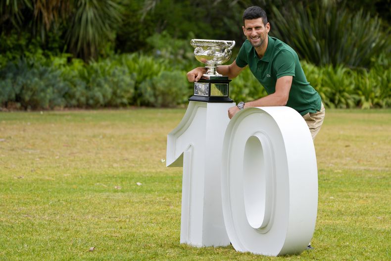 ARCHIVO - Novak Djokovic posa con el trofeo de campeón del Abierto de Australia después de haber vencido a Stefanos Tsitsipas en la final masculina, el 30 de enero de 2023. (AP Foto/Mark Baker)
