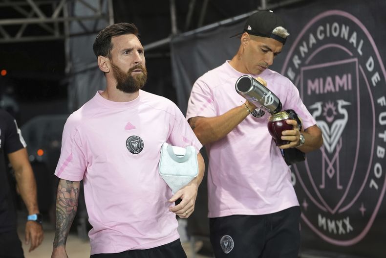 Los delanteros de Inter Miami Lionel Messi y Luis Suárez llegan a su partido de la primera ronda de los playoffs de la MLS contra el Atlanta United, el sábado 9 de noviembre de 2024, en Fort Lauderdale, Florida (AP Foto/Lynne Sladky)