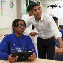 El primer ministro británico Rishi Sunak observa la operación de un dron al visitar una escuela en Washington, el 7 de junio de 2023. (Kevin Lamarque/Pool Photo via AP)