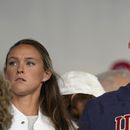 ARCHIVO- Jason Kelce y su esposa Kylie ven el partido de hockey sobre hierba femenino entre Argentina y Estados Unidos, en el estadio Yves-du-Manoir, en los Juegos Olímpicos de Verano de 2024, el sábado 27 de julio de 2024, en Colombes, Francia. (Foto AP/Anjum Naveed, Archivo)