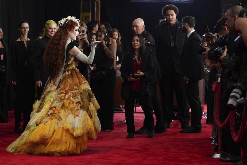 Chappell Roan llega a la 67ª entrega anual de los Grammy el domingo 2 de febrero de 2025 en Los Ángeles. (Foto Jordan Strauss/Invision/AP)