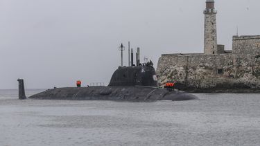 El submarino ruso Kazan de propulsión nuclear llega el 12 de junio de 2024 al puerto de La Habana, Cuba. (AP Foto/Ariel Ley)