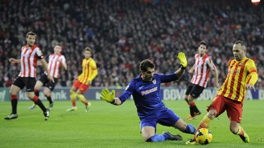 americateve | El jugador del Barcelona, Andr&eacute;s Iniesta, derecha, intenta pasar el bal&oacute;n frente al arquero del Athletic de Bilbao en un partido por la liga espa&ntilde;ola el domingo, 1 de diciembre de 2013, en Bilbao. (AP Photo/Alvaro Barrientos)