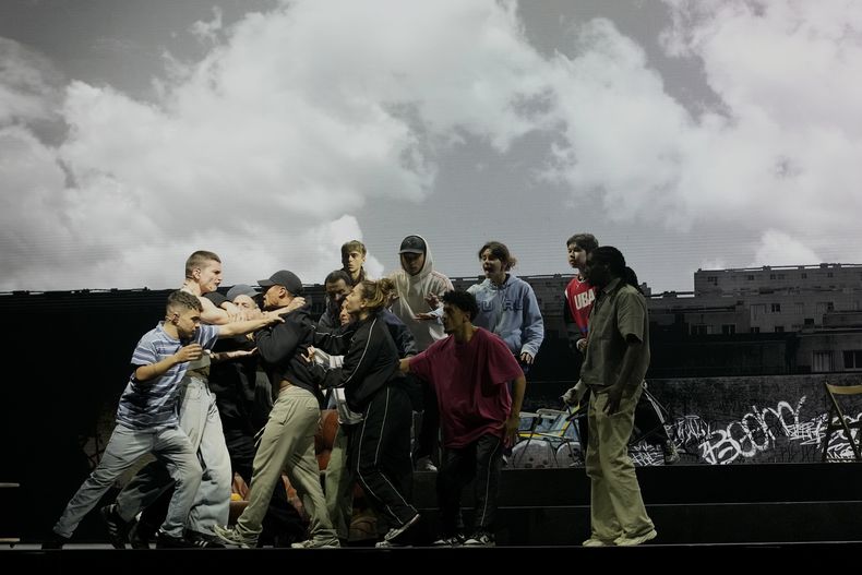 Actores en un ensayo del espectáculo musical La Haine, en Tremblay en Francia, el martes 17 de septiembre de 2024. (Foto AP/Christophe Ena)