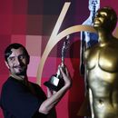Raul Briones con el premio a mejor actor por su papel en Una Pelicula de Policias en la 64a edición del Premio Ariel de la Academia Mexicana de Artes y Ciencias Cinematográficas en la Ciudad de México el martes 11 de octubre de 2022. Briones está nominado a la 65a entrega del Ariel por su coactución en el filme El norte sobre el vacío se anunció el 20 de junio de 2023. (AP Photo/Marco Ugarte, archivo)
