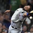El dominicano Gary Sánchez, de los Mets de Nueva York, no logra atrapar un elevado en el juego del martes 23 de mayo de 2023, ante los Cachorros de Chicago (AP Foto/Charles Rex Arbogast)