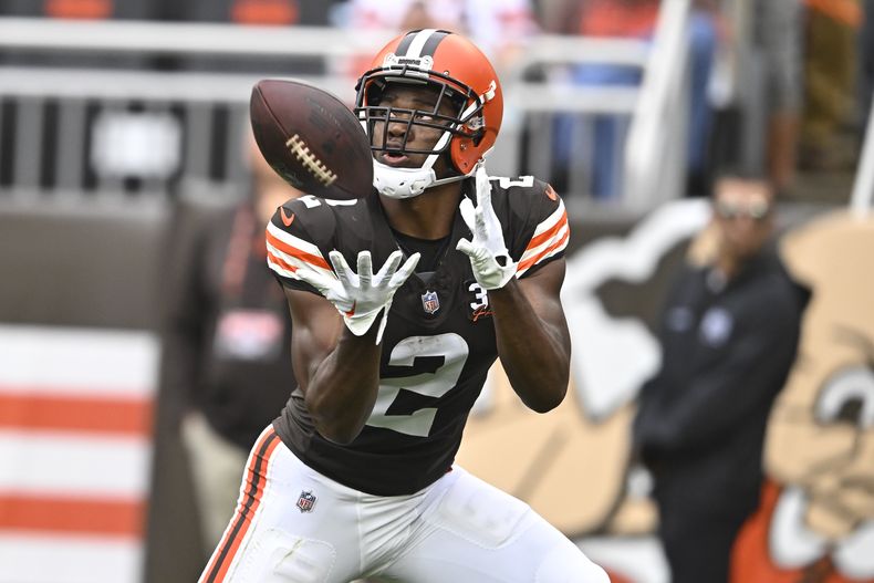 Amari Cooper (2), receptor de los Browns de Cleveland, anota un touchdown en conta de los Titans de Tennessee durante la segunda mitad del partido de la NFL el domingo 24 de septiembre de 2023, en Cleveland. (AP Foto/David Richard)