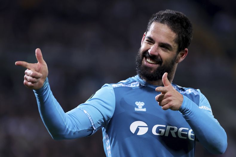 Isco Alarcón celebras tras anotar para el Real Betis en un partido de la Conference League contra Vitoria SC, el 13 de marzo de 2025, en Guimaraes, Portugal. (AP Foto/Luis Vieira)