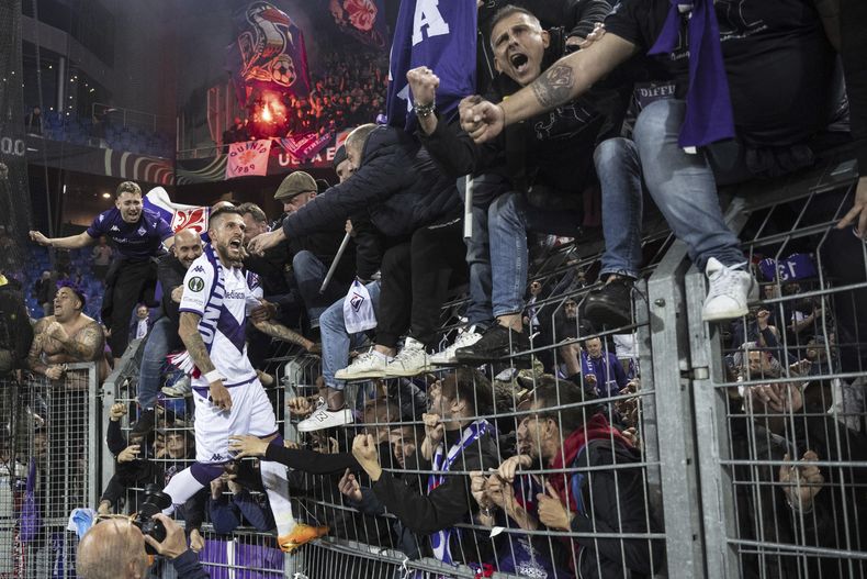 Cristiano Biraghi de la Fiorentina celebra con los aficionados tras la victoria ante Basilea en las semifinales de la Europa Conference League, el jueves 18 de mayo de 2023, en Basilea, Suiza. (Ennio Leanza/Keystone vía AP)