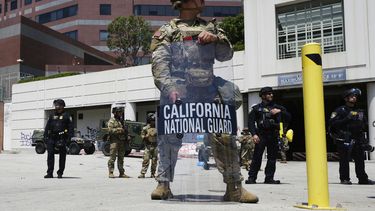 ARCHIVO - Un elemento de la Guardia Nacional de California vigila edificios federales el 10 de junio de 2025 en Los Ángeles. (AP Foto/Damian Dovarganes/Archivo)