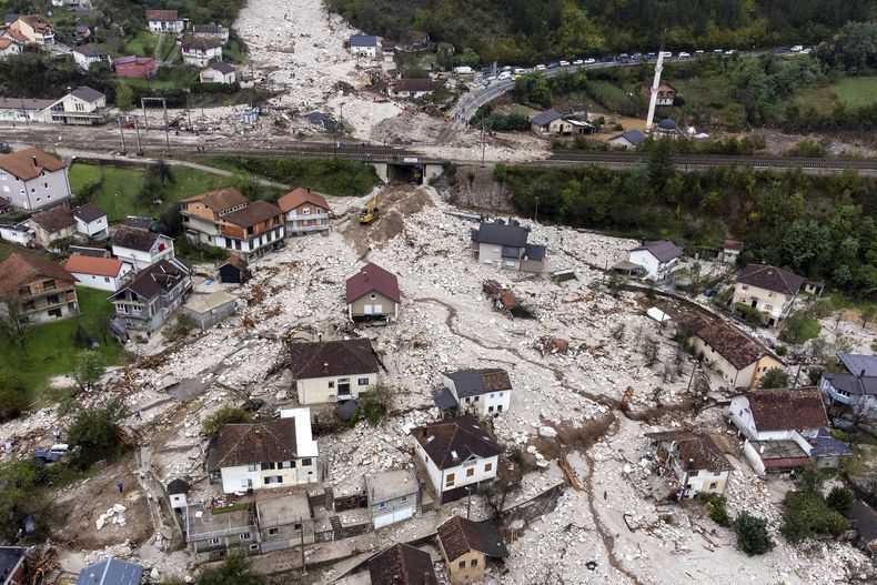 Una vista aérea muestra la zona destruida por un alud de tierra en Donja Jablanica, Bosnia, el sábado 5 de octubre de 2024. (AP Foto/Armin Durgut)