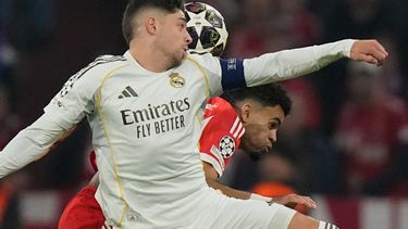 Federico Valverde (izquierda) del Real Madrid pugna por el balón con Luis Díaz del Bayern Múnich en el partido de vuelta de los cuartos de final de la Liga de Campeones, el miércoles 15 de abril de 2026. (AP Foto/Matthias Schrader)