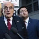 El exalcalde de Nueva York, Rudy Giuliani, habla con la prensa afuera de un tribunal federal en Washington, el 15 de diciembre de 2023. (Foto AP/José Luis Magaña)