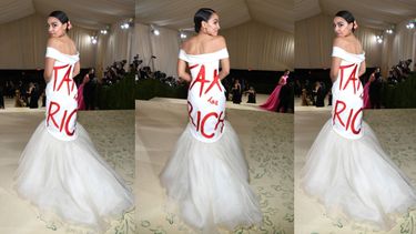 alexandria ocasio-cortez pide mas impuestos a los ricos con su vestido y le llueven las criticas