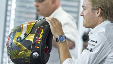 americateve | El l&iacute;der del campeonato de pilotos de la F&oacute;rmula 1, el alem&aacute;n Nico Rosberg, sostiene su casco durante una conferencia de prensa en Hockenheim, Alermania, el jueves 17 de julio de 2014. (Foto de AP/Jens Meyer)