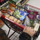 Una persona haciendo compras en un supermercado en Bellflower, California, el 13 de febrero de 2023. (Foto AP /Allison Dinner)