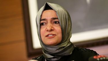 Fatma Betul Sayan Kaya, entonces ministra de asuntos familiares de Turquía, en el Aeropuerto Ataturk en Estambul, el 12 de marzo del 2017. (AP foto)