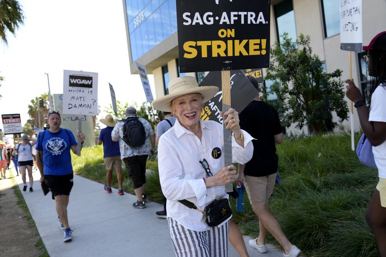 La actriz Holland Taylor en una manifestación fuera de los estudios Netflix el 26 de julio de 2023 en Los Angeles. (Foto AP/Chris Pizzello)