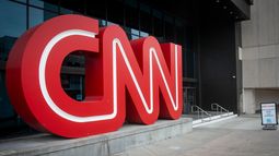 ARCHIVO - El logotipo de CNN aparece en la entrada del CNN Center en Atlanta, el 2 de febrero de 2022. (Foto AP/Ron Harris, archivo)