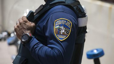 radican cargos contra policia por disparar a su expareja en cuartel