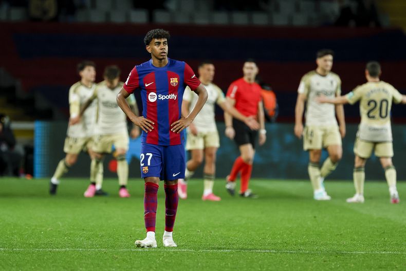 Lamine Yamal del Barcelona reacciona a los festejos de los jugadores del Granada después de que anotaron el tercer gl en el empate en la liga española el domingo 11 de febrero del 2024. (AP Foto/Joan Monfort)