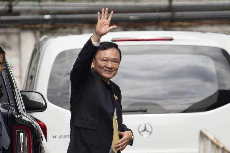 El exprimer ministro de Tailandia Thaksin Shinawatra llega a la corte penal para un fallo en su caso por presunta difamación a la monarquía, en Bangkok, Tailandia, el 22 de agosto de 2025. (AP Foto/Arnun Chonmahatrakool)