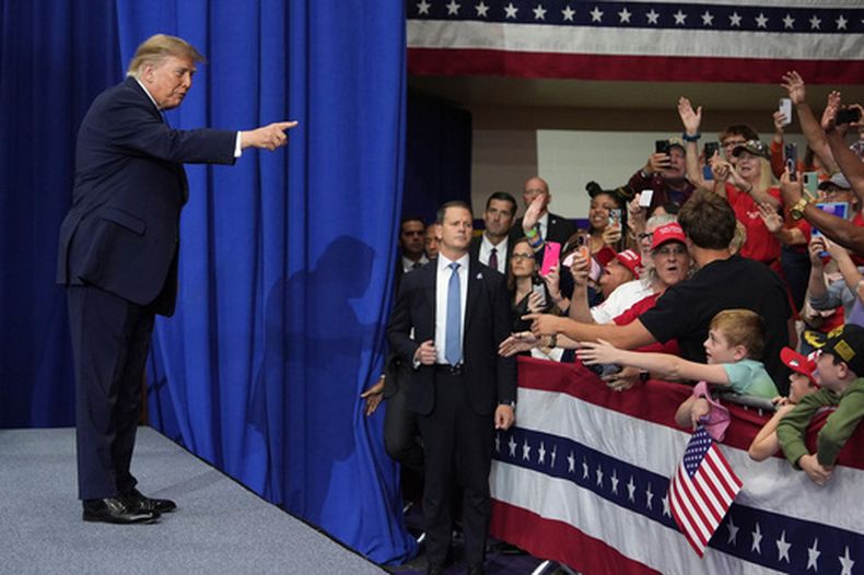 El presidente de EEUU, Donald Trump, llega a un mitin en la escuela secundaria Butler High School en Vandalia, Ohio, el sábado 3 de octubre de 2026. (AP Foto/Mark Schiefelbein)