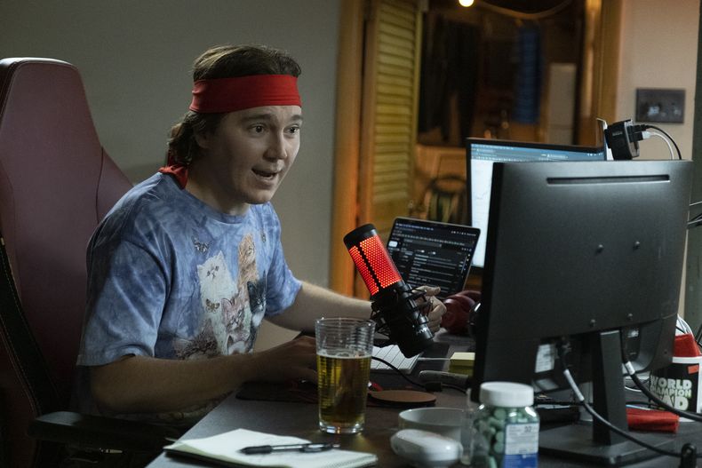 En esta imagen proporcionada por Sony Pictures, Paul Dano como Keith Gill en una escena de Dumb Money. (Claire Folger/Sony Pictures vía AP)