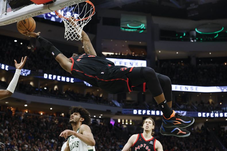 RJ Barrett, de los Raptors de Toronto, encesta ante los Bucks de Milwaukee en el encuentro del viernes 5 de abril de 2024 (AP Foto/Jeffrey Phelps)