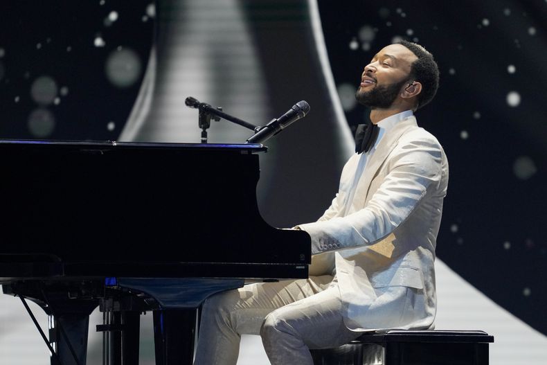 El cantante John Legend durante su número musical en la final de la 72a edición de Miss Universo en San Salvador, El Salvador, el sábado 18 de noviembre de 2023. (Foto AP/Moisés Castillo)