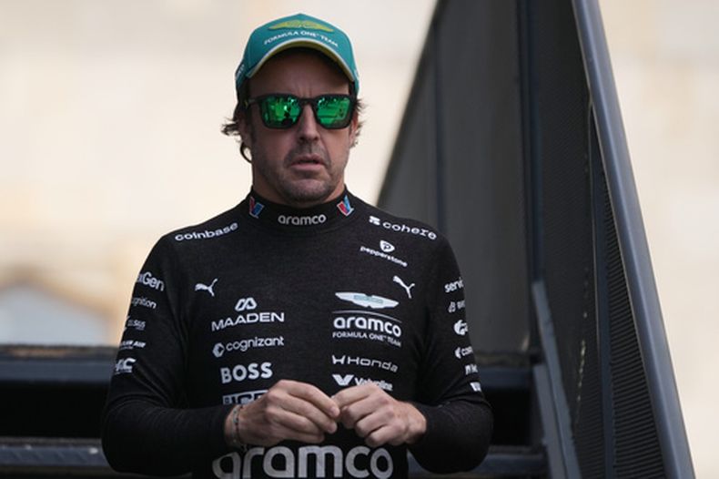 El español Fernando Alonso de la escudería Aston Martin camina en el paddock antes de la calificación al Gran Premio de Azerbaiyán el viernes 25 de septiembre del 2026. (AP Foto/Pavel Bednyakov)