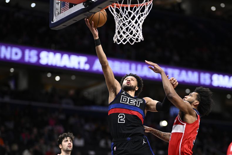 Cade Cunningham, de los Pistons de Detroit, encesta frente a Marvin Bagley III, de los Wizards de Washington, el viernes 29 de marzo de 2024 (AP Foto/Nick Wass)