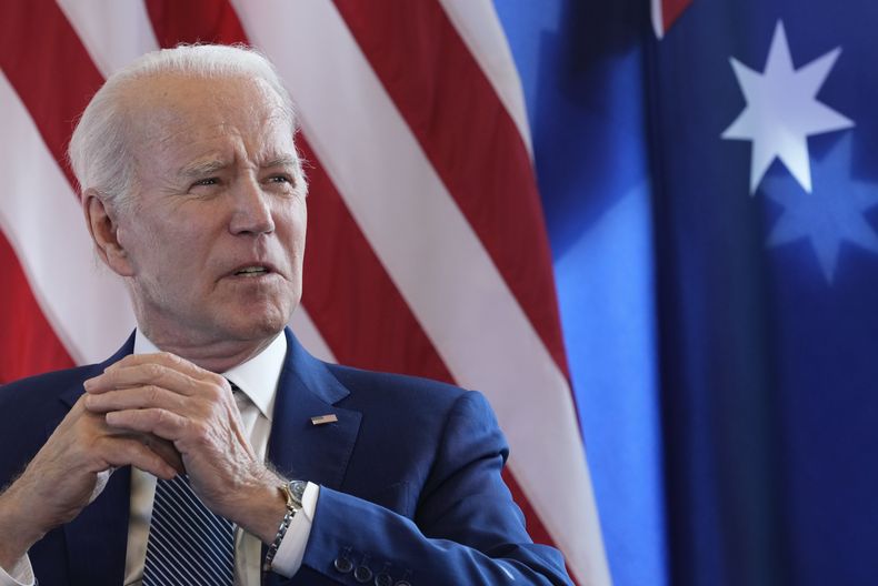 El presidente Joe Biden responde preguntas sobre el límite de deuda de EEUU antes de una reunión bilateral con el primer ministro de Austraila, Anthony Albanese, al marco de la cumbre del G7 en Hiroshima, Japón, el sábado 20 de mayo de 2023. (AP Foto/Susan Walsh)