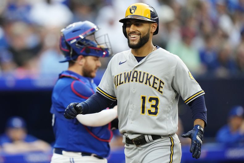 El venezolano Abraham Toro, de los Cerveceros de Milwaukee, celebra luego de conseguir un jonrón de dos carreras ante los Azulejos de Toronto, el miércoles 31 de mayo de 2023 (Frank Gunn/The Canadian Press via AP)