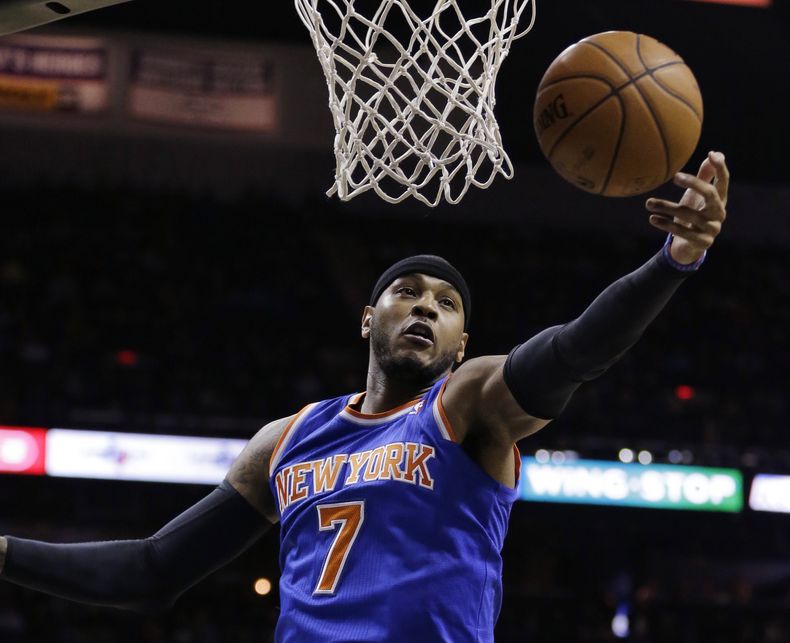 Carmelo Anthony, de los Knicks de Nueva York, atrapa un rebote en el duelo del jueves 2 de enero de 2013, frente a los Spurs de San Antonio (AP Foto/Eric Gay)