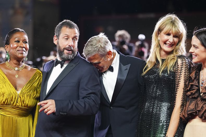 Nicole Avant, de izquierda a derecha, Adam Sandler, George Clooney, Laura Dern y Riley Keough posan para los fotógrafos en la alfombra roja de la película Jay Kelly durante la 82a edición del Festival de Cine de Venecia en Venecia, Italia, el jueves 28 de agosto de 2025. (Foto Scott A Garfitt/Invision/AP)